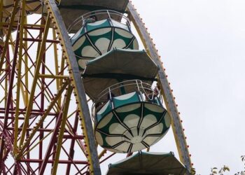 Chile Ferris wheel: Moment firefighters rescue trapped riders – BBC.com
