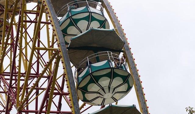 Chile Ferris wheel: Moment firefighters rescue trapped riders – BBC.com