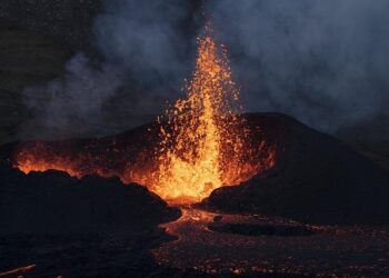 Massive US volcano ‘on verge of eruption’ as scientists warn of ‘explosive’ event – Express