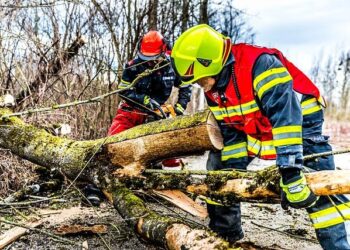 Damaging storms threaten multiple US states devastated by killer tornadoes a week ago – Yahoo News
