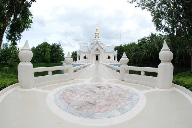 Inland Retreats: Safe Havens Away from Hurricane Paths