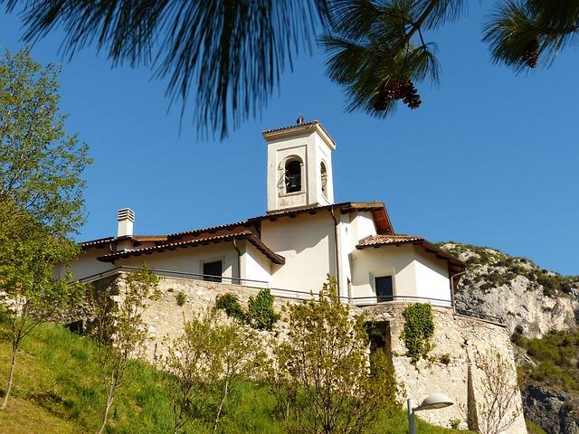 Community Response and Solidarity: ‌The‌ Role of Local Churches