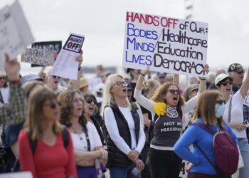 Thousands demonstrate against Trump and Musk in ‘Hands Off!’ rallies across the US – France 24
