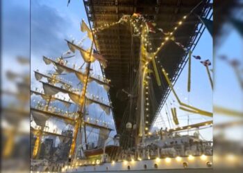 Tragedy on the East River: Mexican Navy Training Ship Collides with Brooklyn Bridge, Killing 2