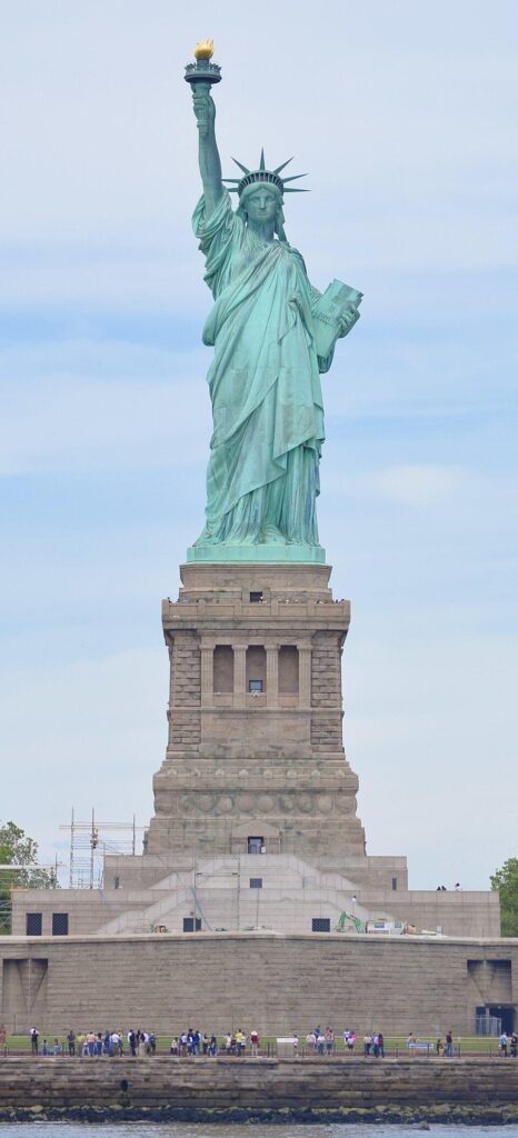 The Statue of Liberty’s Triumphant Arrival in New York Harbor: A Historic Moment on June 17, 1885