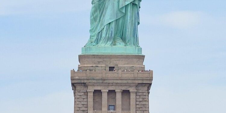 The Statue of Liberty’s Triumphant Arrival in New York Harbor: A Historic Moment on June 17, 1885