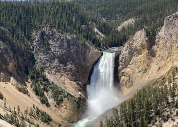 Explore the Breathtaking Wonders of Yellowstone: America’s Ultimate Natural Treasure