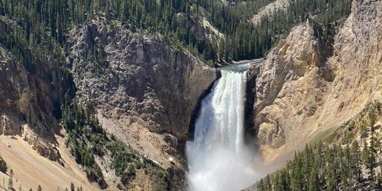 Explore the Breathtaking Wonders of Yellowstone: America’s Ultimate Natural Treasure