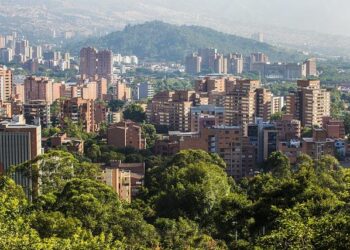Colombian Leader Calls for Talks to Settle Trade Dispute with Ecuador